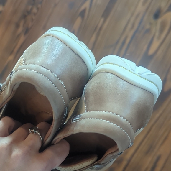 Like New Clark Suede Leather Tan Extra Light Loafers - Picture 4 of 10